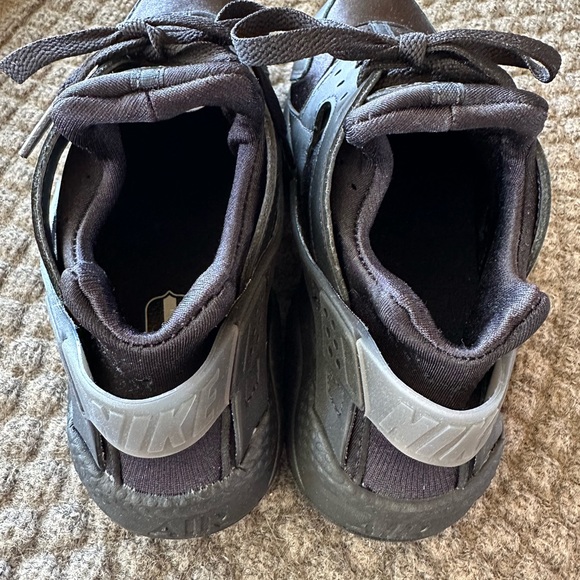 New in Box 🔖 Wms Nike Air Huarache in Black-Anthracite - Picture 3 of 10